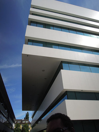 最近竣工したキャンチ構造のR&Dセンター Building 97.これもヘルツォーグ&ド・ムーロン設計